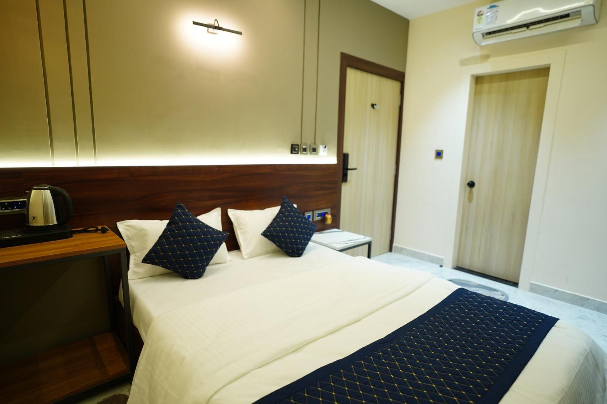 Hotel Ambassador Palace - Varanasi — Photos 1